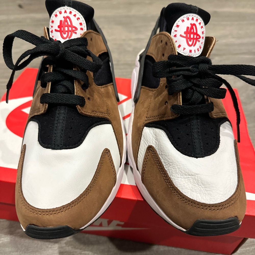 Nike Hurache Black, White, University Red, Bison.